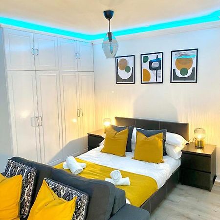 Apt - Balcony- Kensington-24 7 Security 런던 외부 사진