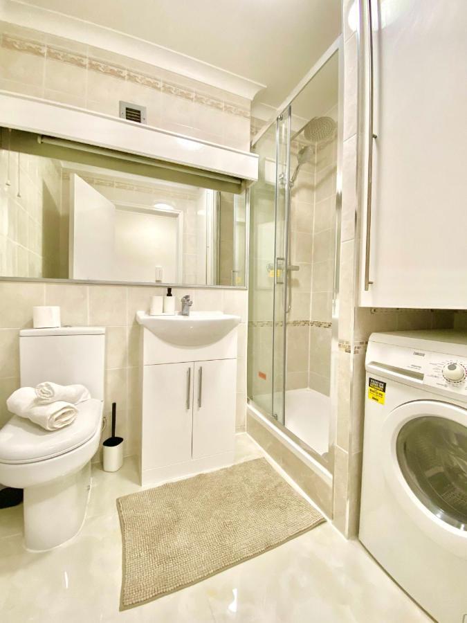 Apt - Balcony- Kensington-24 7 Security 런던 외부 사진