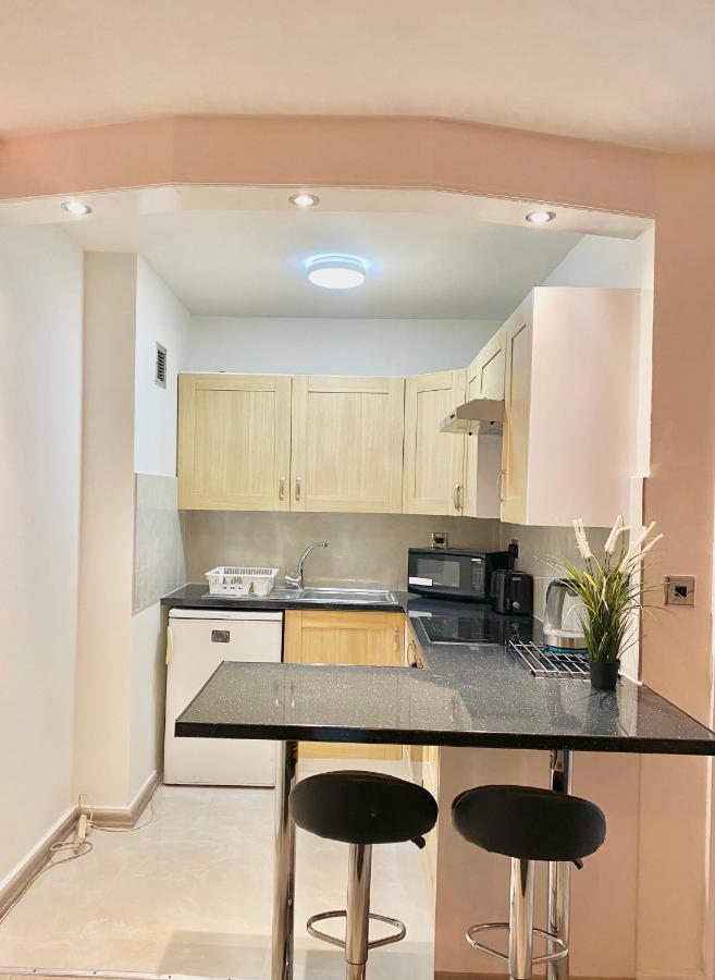 Apt - Balcony- Kensington-24 7 Security 런던 외부 사진
