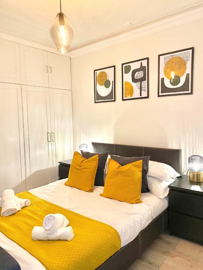 Apt - Balcony- Kensington-24 7 Security 런던 외부 사진