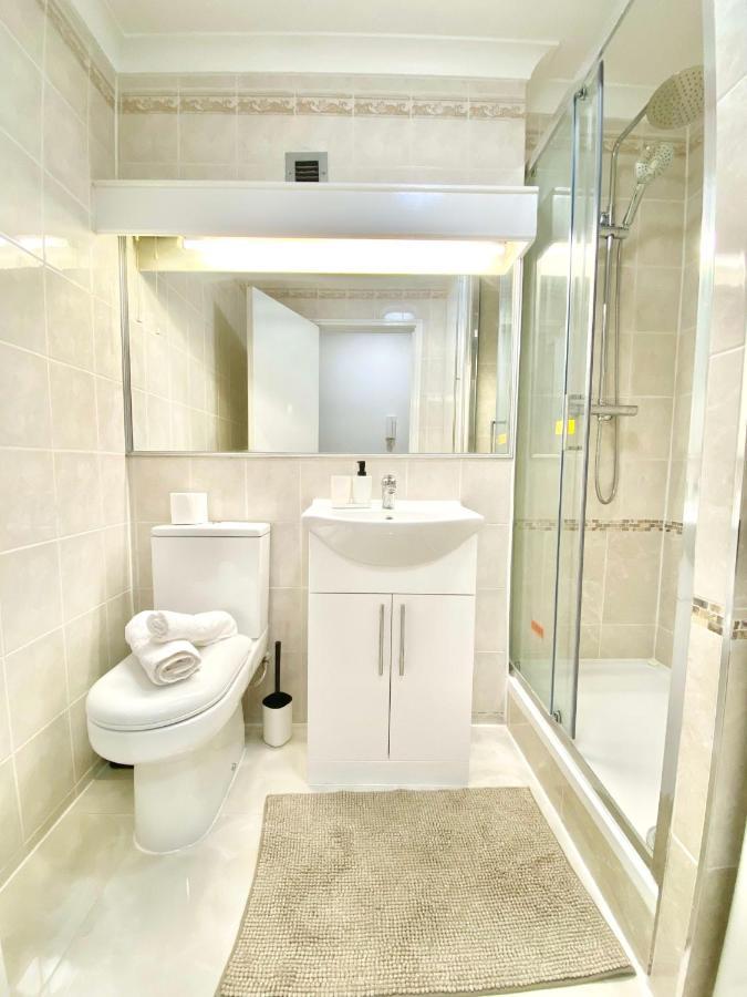 Apt - Balcony- Kensington-24 7 Security 런던 외부 사진