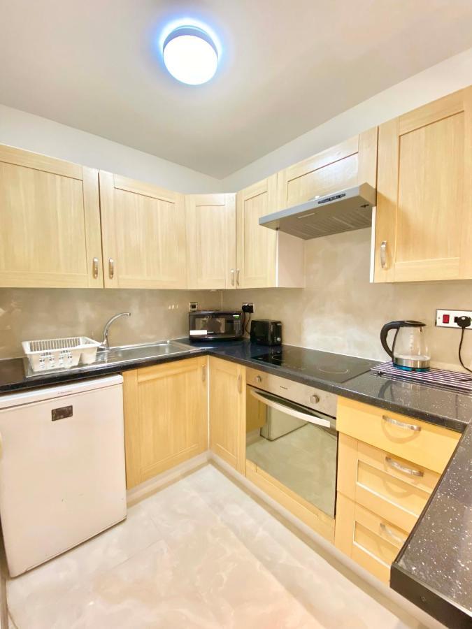 Apt - Balcony- Kensington-24 7 Security 런던 외부 사진